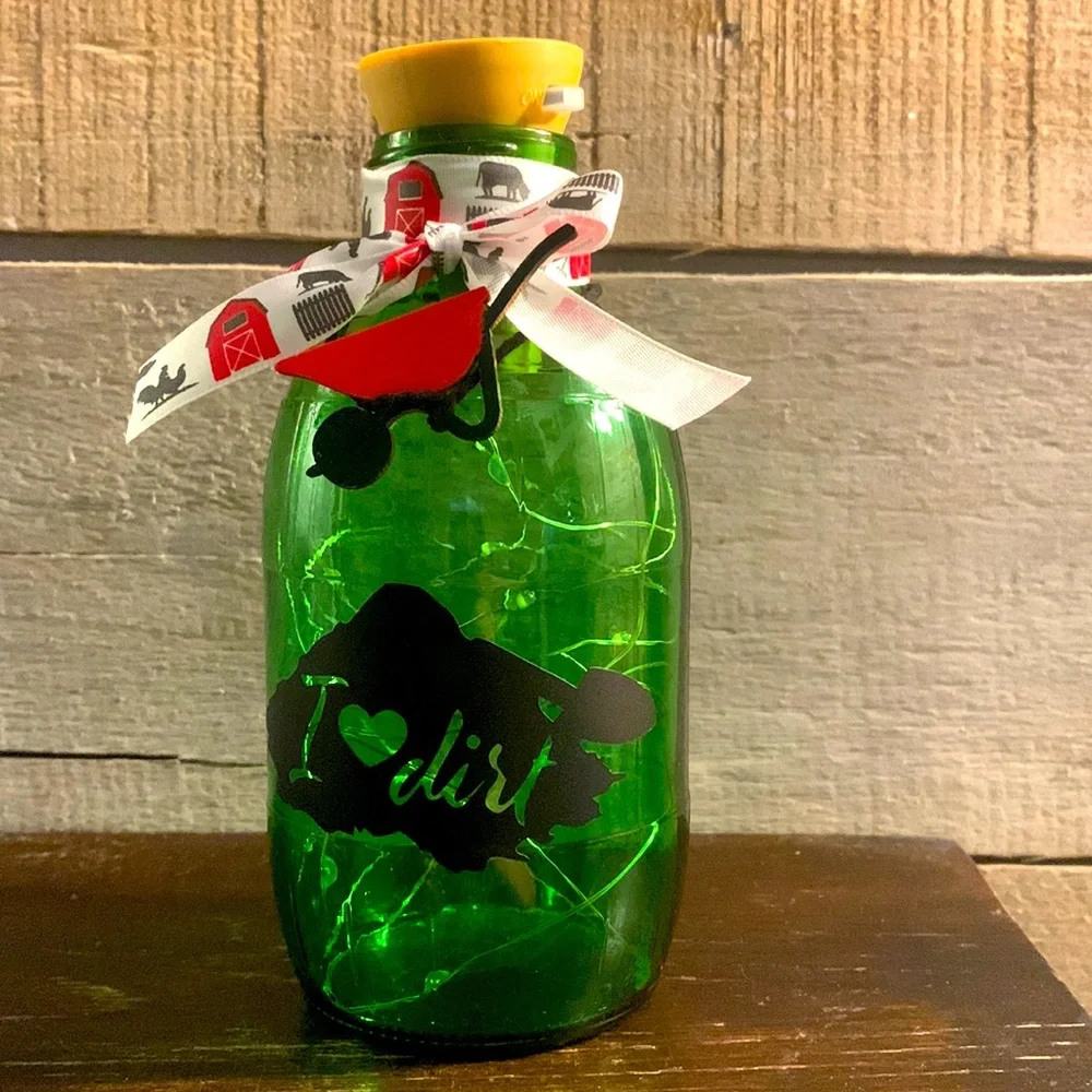 ‘I ❤️ Dirt’ logo green barrel solar lantern